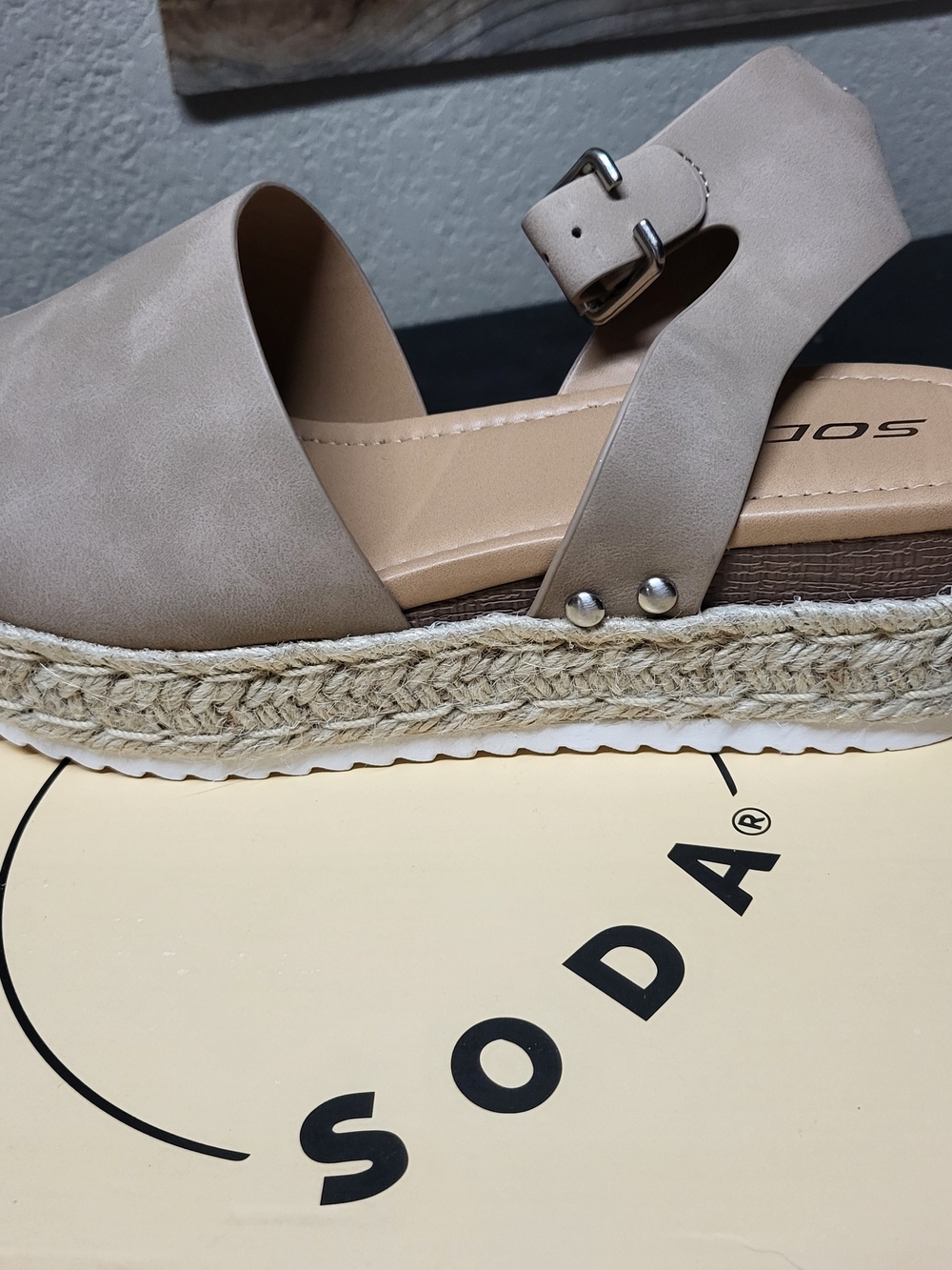 NEW Soda Womens Beige Espadrille Wedge Sandals Open Toe Ankle Strap Buckle Sz 9